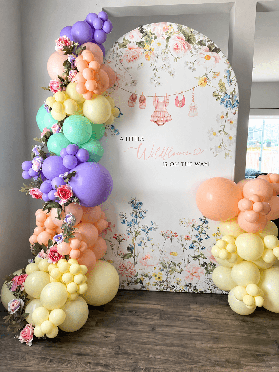 Daisy and wildflower balloon garland arch backdrop for a baby shower in Marysville, WA